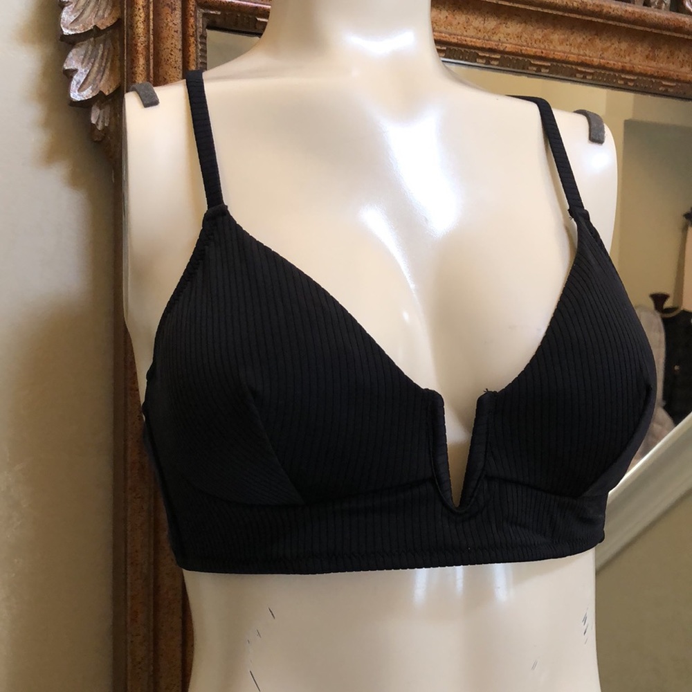 New Women’s black ribbed bikini top.  Size 36B.  Underwire.  V front.  Tie back.